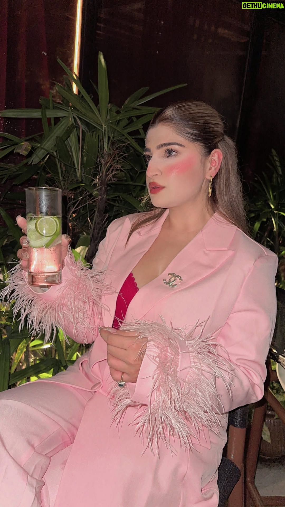 Bhavna Mayani - 15.1K Likes - Tadap tadap ke is dil se aah nikalti rahi...
Phir Swiggy se biryani mangayi, sab theek ho gaya.” 😅💔🍛

Outfit @thefashion.tribe 🎀