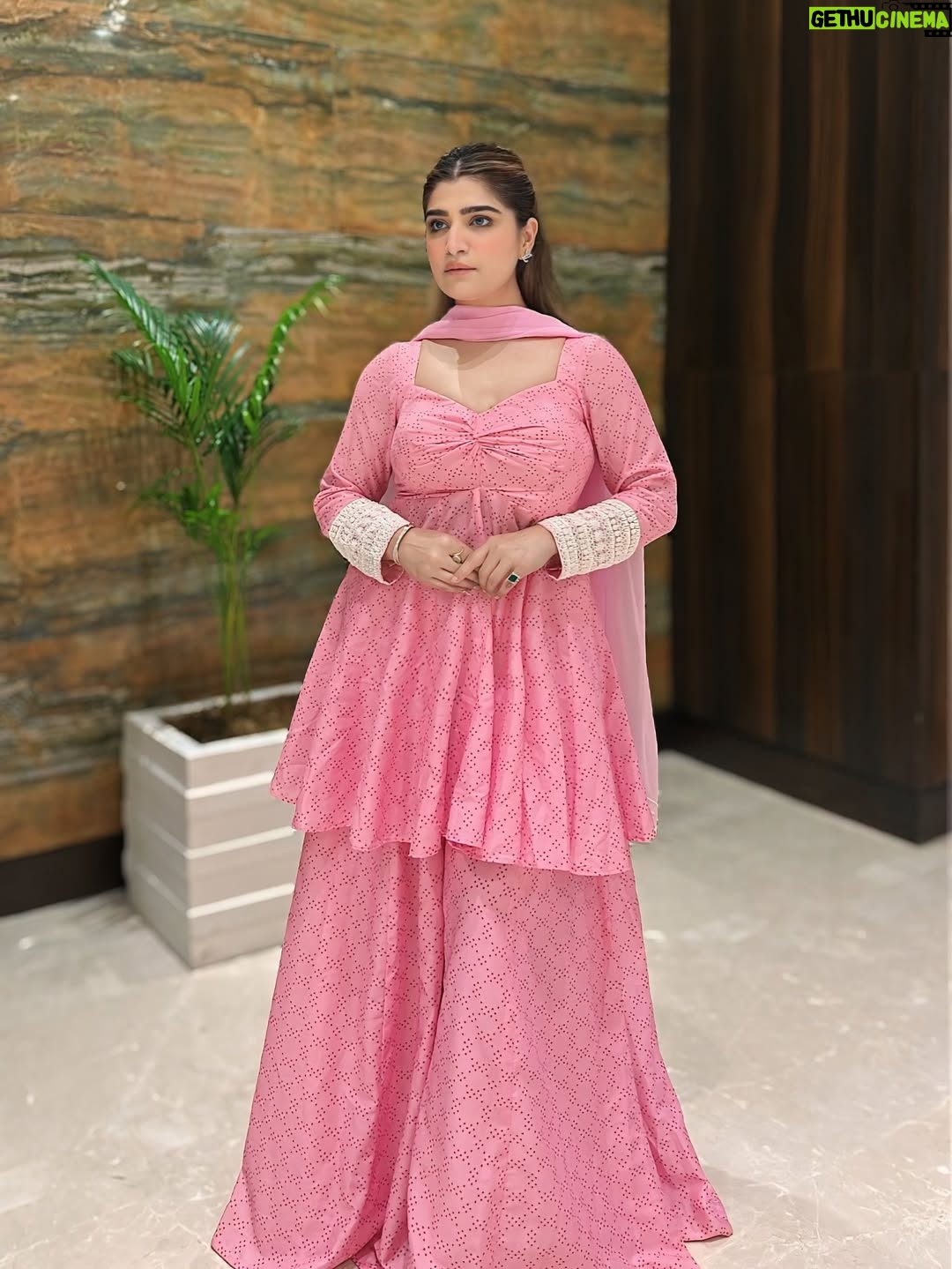 Bhavna Mayani - 15.5K Likes - Pretty in pink 💗

Wearing @manashvi870 🎀