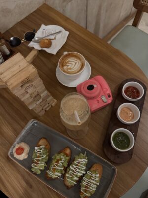 Bhavna Mayani Instagram - high on caffeine w @maanyaagupta āļøā„ļø
.
.
.
.
#coffeedate #coffee #aestheticpost #post #feed #girlies
