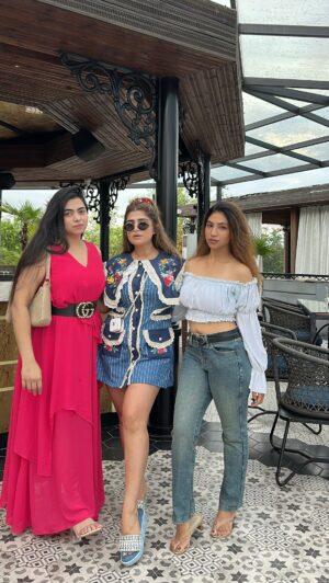 Bhavna Mayani Instagram - 😂😂When my friend compliments my whole vibe… little do they know it’s 100% Nani-sponsored 🇺🇸✨ 😂😂
My outfit @trendythreads_by_himani 🎀
#reelitfeelit #explorepage #exploremore #reelsinstagram #india #reels #explorepage✨ #reelkarofeelkaro #reelkarofeelkaro #viral #trending #trending