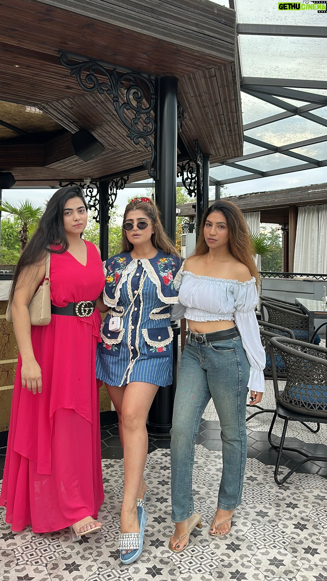 Bhavna Mayani - 23.7K Likes - 😂😂When my friend compliments my whole vibe… little do they know it’s 100% Nani-sponsored 🇺🇸✨ 😂😂

My outfit @trendythreads_by_himani 🎀

#reelitfeelit #explorepage #exploremore #reelsinstagram #india #reels #explorepage✨ #reelkarofeelkaro #reelkarofeelkaro #viral #trending #trending