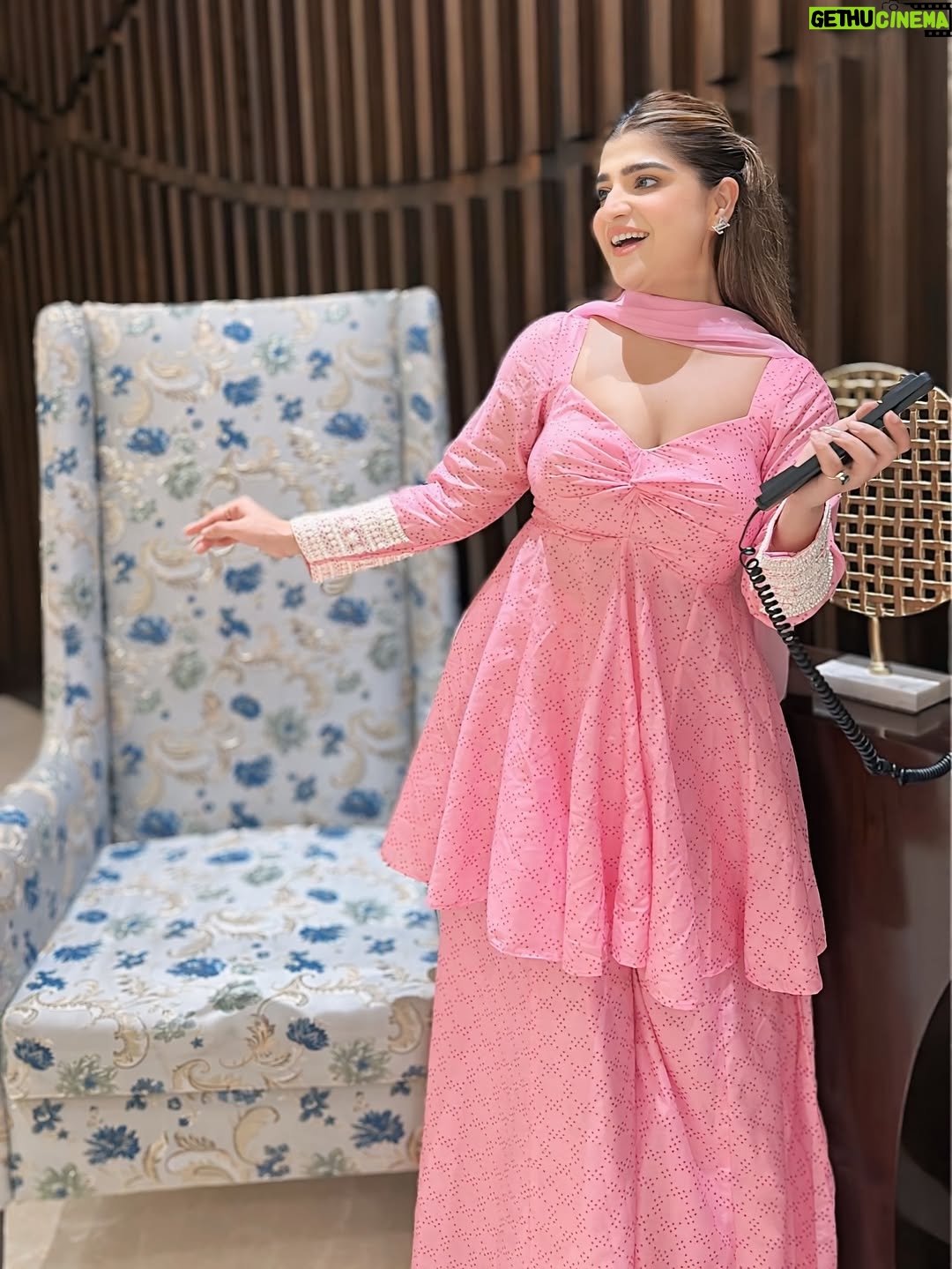 Bhavna Mayani - 15.5K Likes - Pretty in pink 💗

Wearing @manashvi870 🎀