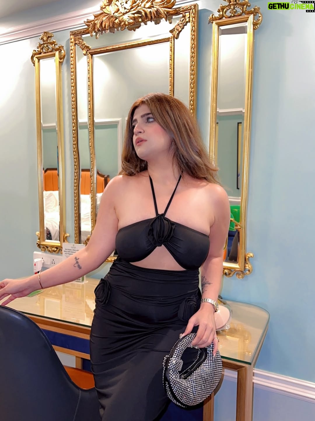 Bhavna Mayani - 17.2K Likes - Beachside but make it chic 🖤🏖️

Outfit @zara