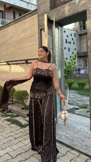 Bhavna Mayani Instagram - Elegance wrapped in tradition ✨🌸 Celebrate Rakhi in style with our exquisite ethnic collection. #RakhiReady #EthnicElegance #FestiveVibes” @manashvi870 ♥️
Wearing @manashvi870
Bag @adwita_bags
Earings @amayrajewelsfashion1871