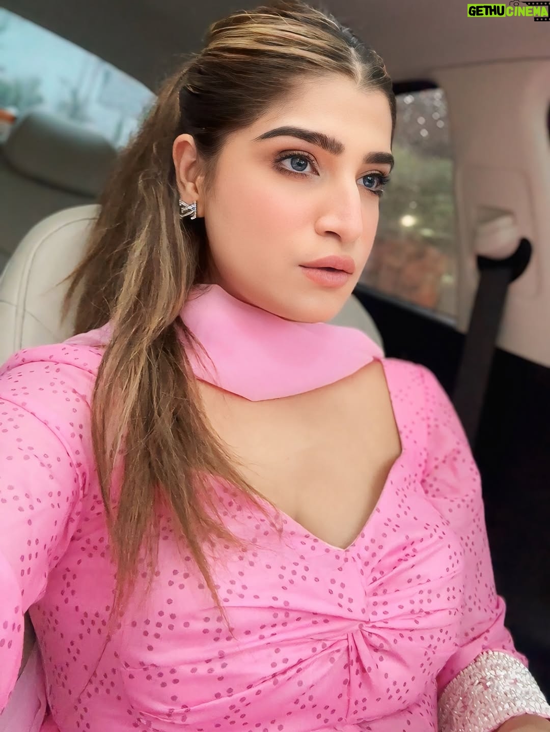Bhavna Mayani - 15.5K Likes - Pretty in pink 💗

Wearing @manashvi870 🎀