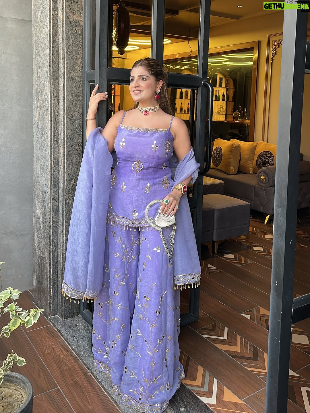 Bhavna Mayani - 38.9K Likes - Elegance, the ethnic way 💛

Outfit @manashvi870 🎀
