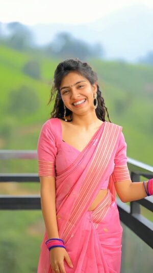 Bhoomi Sharma Instagram - This video is nt for the trend. Wese bhi trend out ho chuka h. It's for my south indian fans jo constantly ek telugu song pe reel request kr rahe thai ♥️