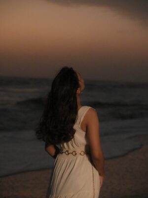 Bhoomi Sharma Instagram - White dress, wild waves, warm light.🥀

📸 @i.ameerharris_