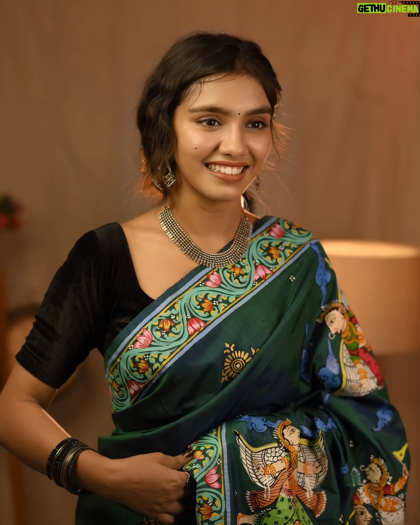 Bhoomi Sharma - 124.2K Likes - Sawaar loon.... 
hayee Sawaar loon🤍

Outfit:- @sambalpuri_outfit
Click by :- @lensinsane