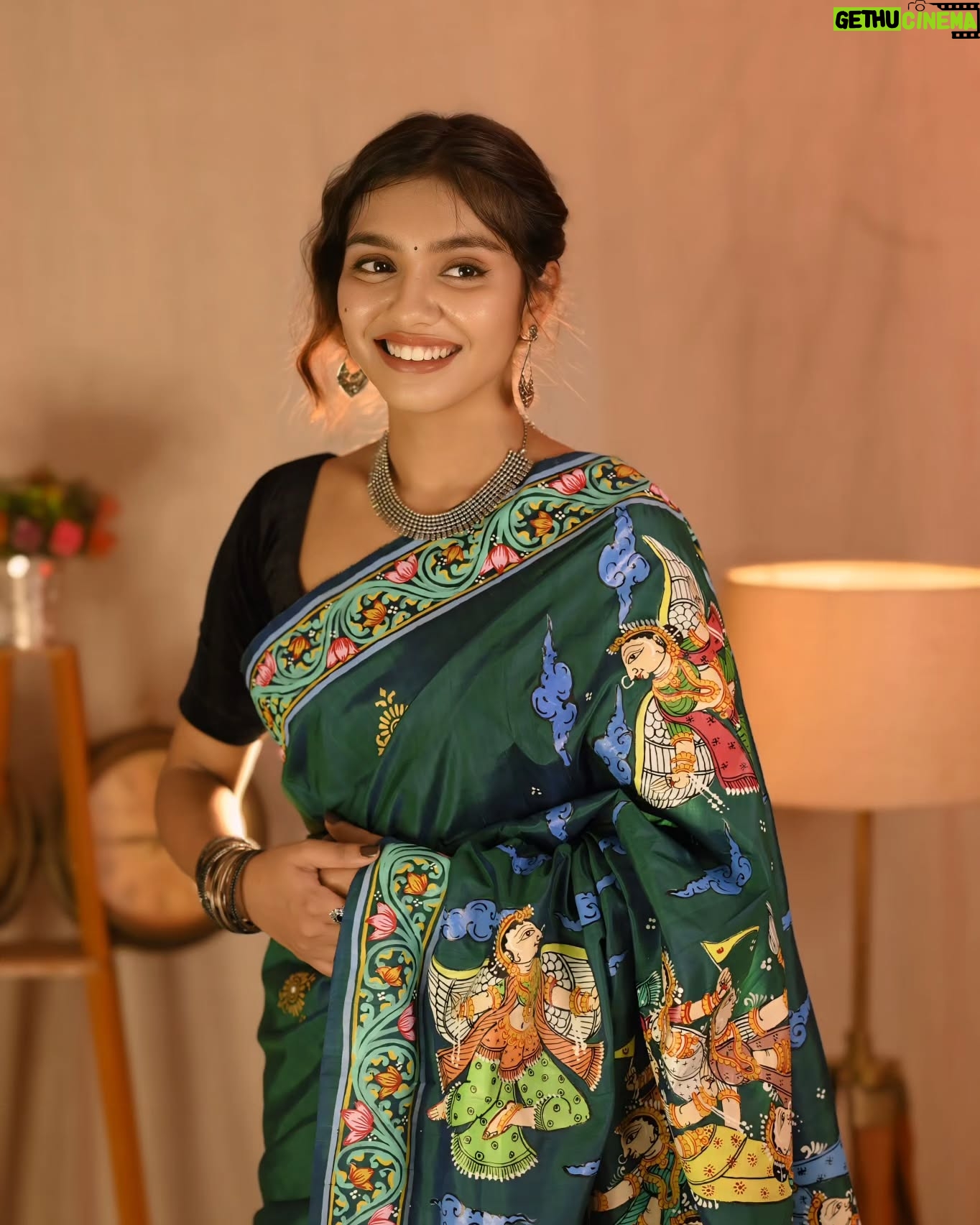 Bhoomi Sharma - 124.2K Likes - Sawaar loon.... 
hayee Sawaar loon🤍

Outfit:- @sambalpuri_outfit
Click by :- @lensinsane