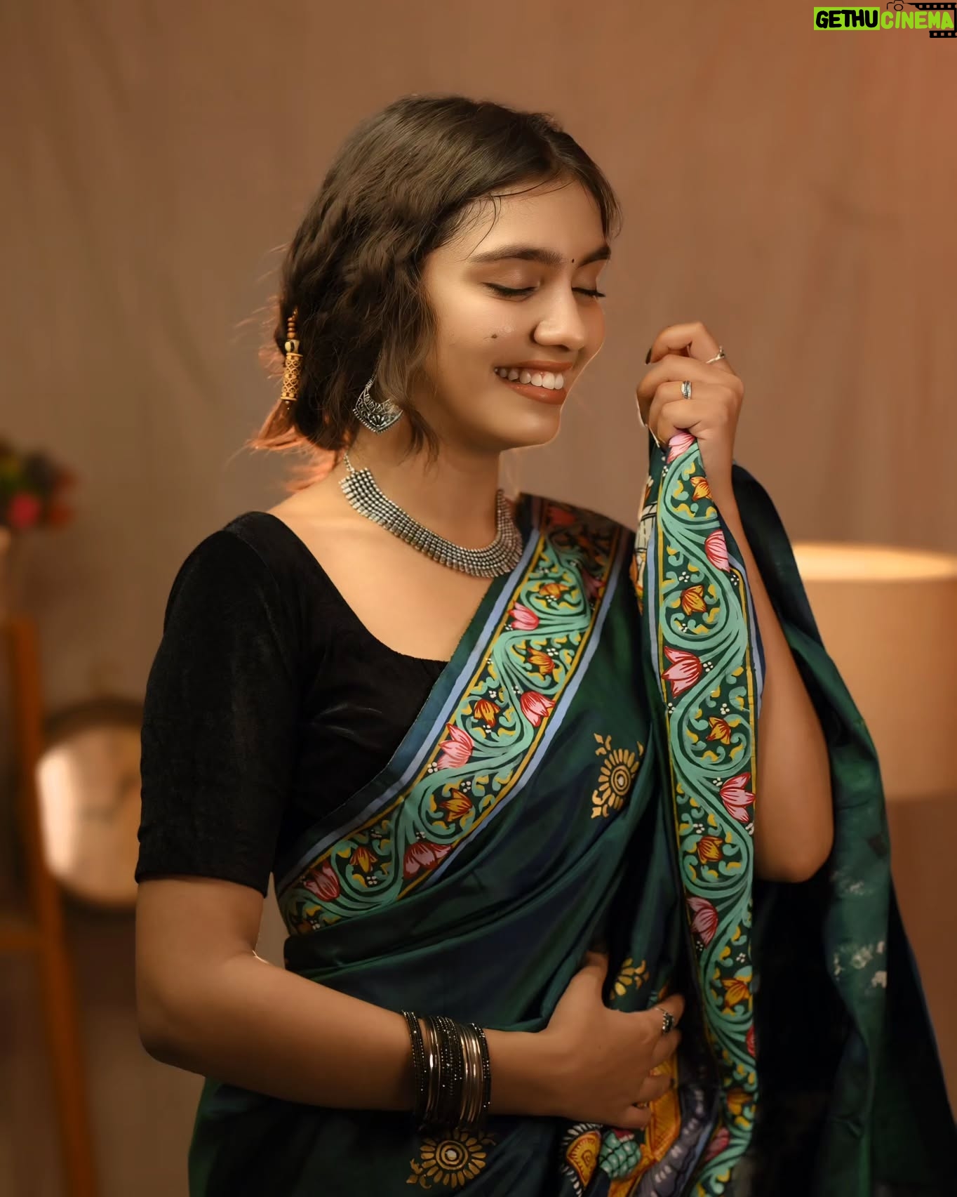 Bhoomi Sharma - 124.2K Likes - Sawaar loon.... 
hayee Sawaar loon🤍

Outfit:- @sambalpuri_outfit
Click by :- @lensinsane