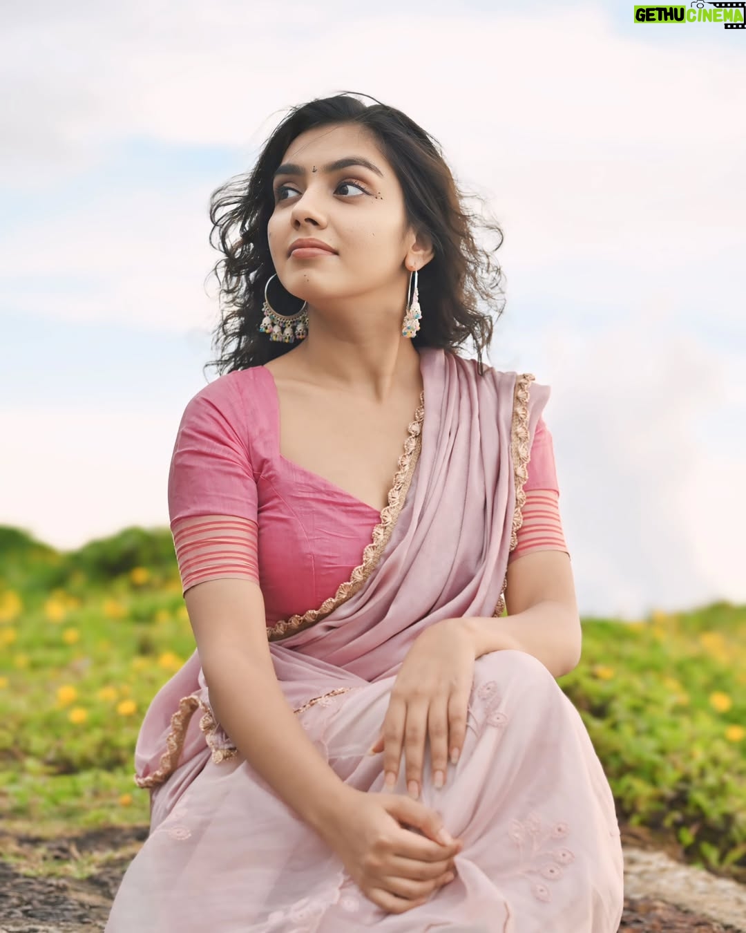 Bhoomi Sharma - 129.3K Likes - Gulabi Sadi ani laali lal-lal 
Disate me baari, raja photo maajha kaadh💗