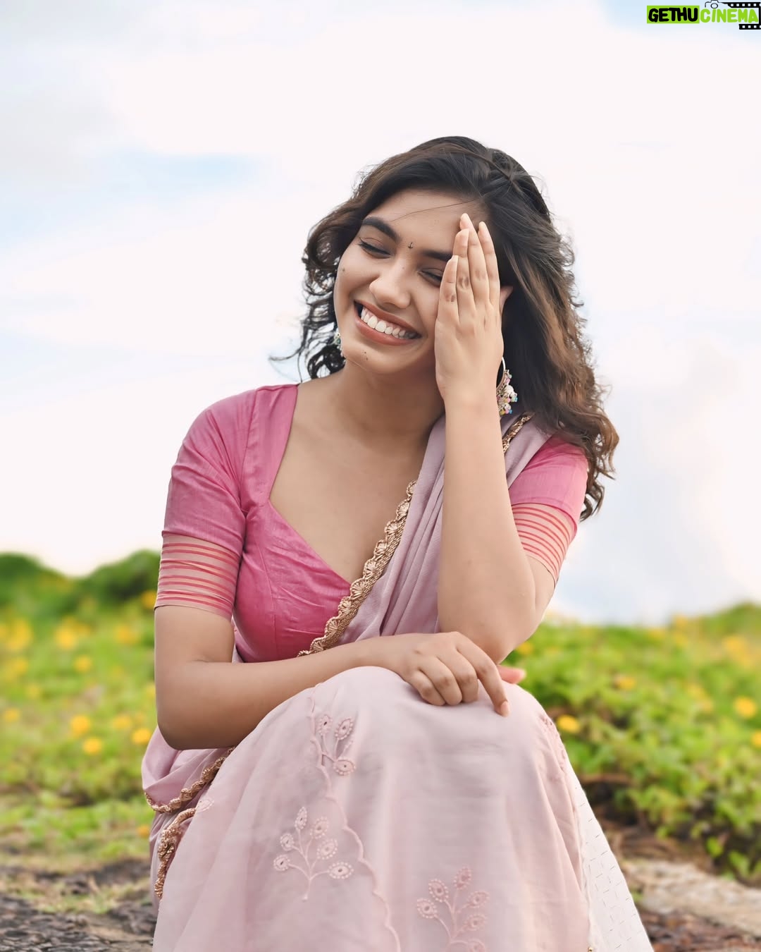 Bhoomi Sharma - 129.3K Likes - Gulabi Sadi ani laali lal-lal 
Disate me baari, raja photo maajha kaadh💗