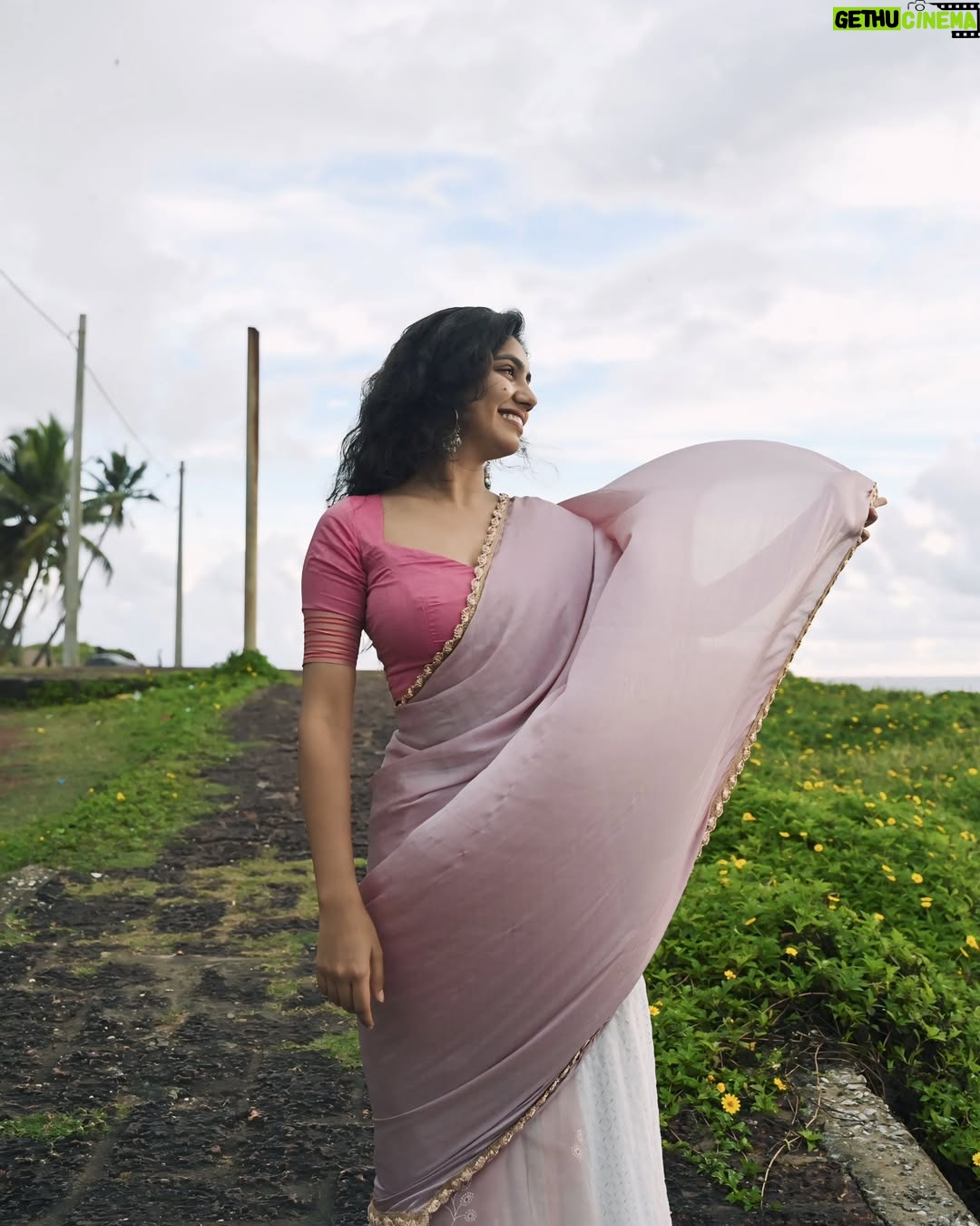 Bhoomi Sharma - 129.3K Likes - Gulabi Sadi ani laali lal-lal 
Disate me baari, raja photo maajha kaadh💗