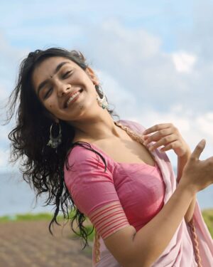 Bhoomi Sharma Instagram - Gulabi Sadi ani laali lal-lal 
Disate me baari, raja photo maajha kaadh💗