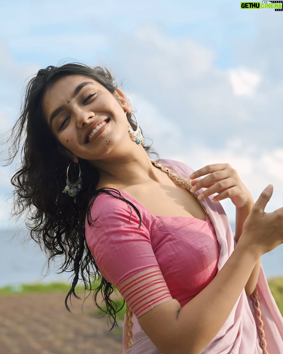 Bhoomi Sharma - 129.3K Likes - Gulabi Sadi ani laali lal-lal 
Disate me baari, raja photo maajha kaadh💗