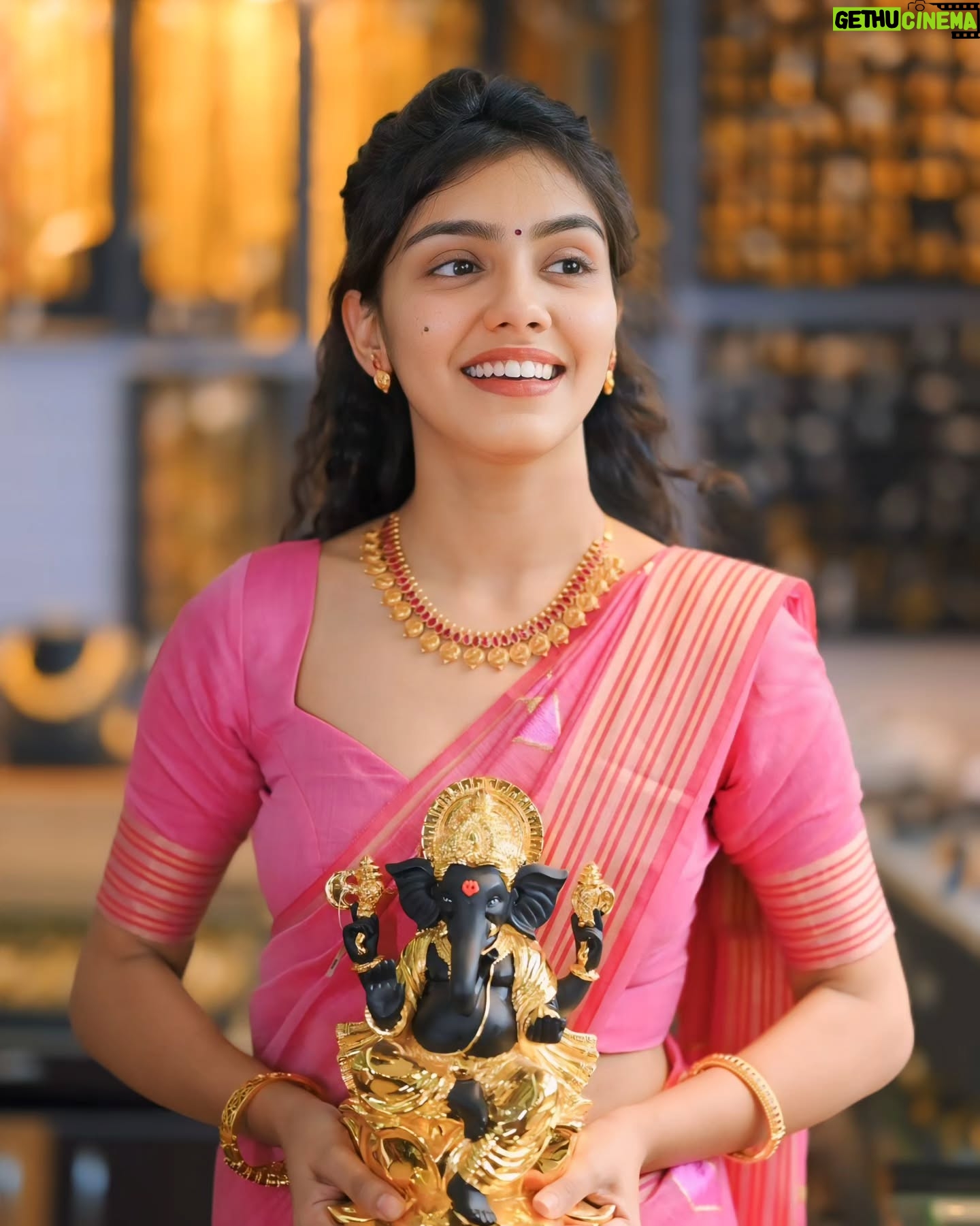 Bhoomi Sharma - 132.5K Likes - Wow!!
What an amazing gold collection at @parakkat_jewels.
I mean just look at me... lg rhi hu na sundar 😏
Toh kabhi Munnar ki side jao toh Parakkat Jewels visit krna mat bhulna, collection kafi achi hai.
 
Aur hnn yeh batana mat bhulna ki mai kesi lgri hu🤭

#jewellery