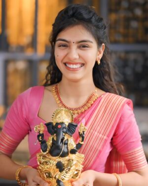Bhoomi Sharma Instagram - Wow!!
What an amazing gold collection at @parakkat_jewels.
I mean just look at me... lg rhi hu na sundar 😏
Toh kabhi Munnar ki side jao toh Parakkat Jewels visit krna mat bhulna, collection kafi achi hai.
 
Aur hnn yeh batana mat bhulna ki mai kesi lgri hu🤭

#jewellery