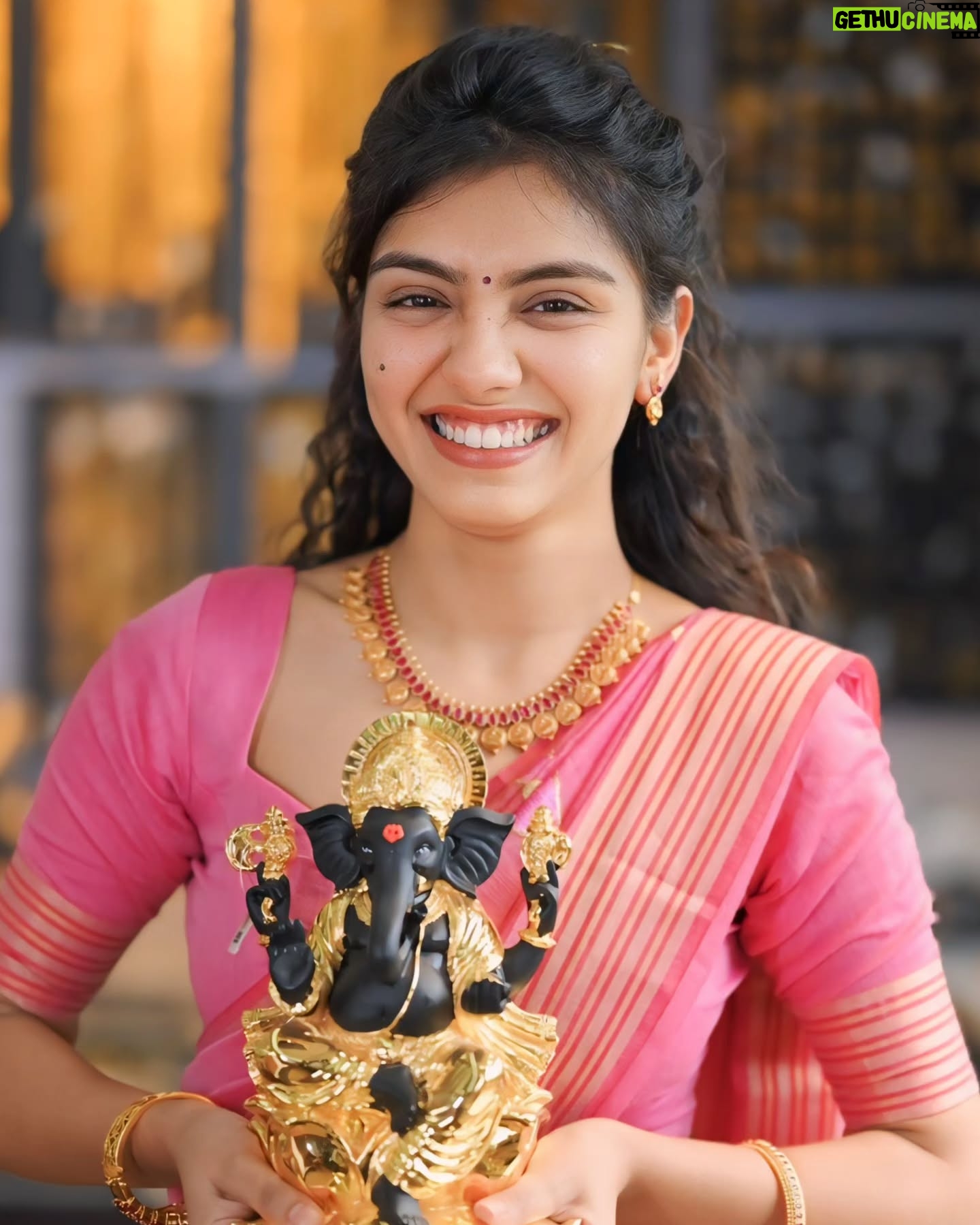 Bhoomi Sharma - 132.5K Likes - Wow!!
What an amazing gold collection at @parakkat_jewels.
I mean just look at me... lg rhi hu na sundar 😏
Toh kabhi Munnar ki side jao toh Parakkat Jewels visit krna mat bhulna, collection kafi achi hai.
 
Aur hnn yeh batana mat bhulna ki mai kesi lgri hu🤭

#jewellery
