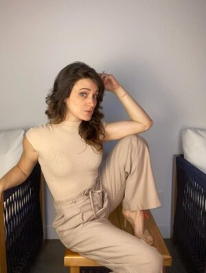 Bianca Bin Instagram - 🍂O desconforto, muitas vezes, surge como um sinal de que algo já não encaixa na nossa vida.
É aquele momento em que a zona de conforto deixa de ser suficiente, em que os velhos hábitos já não servem para os novos sonhos.
Embora possa ser doloroso, o desconforto é também um convite para a mudança, para o crescimento e para a superação de limites que antes pareciam
intransponíveis.
Sem desconforto, não há movimento. É ele que nos empurra para procurar novas soluções, para aprender, para nos reinventarmos.
Cada desafio traz consigo uma oportunidade de evolução – de amadurecer, de fortalecer a nossa resiliência e de descobrir capacidades que nem sabíamos que tínhamos.
Por isso, bendito seja o desconforto: não como inimigo, mas como mestre.
Ele ensina-nos que a vida está em constante transformação e que só cresce quem tem coragem de atravessar a dor do desconhecido.
Afinal, a borboleta só voa depois de suportar o aperto do casulo.
✨ Que este pensamento te inspire a olhar para os momentos difíceis com gratidão, sabendo que cada desconforto pode ser o início de uma nova versão de ti mesmo.