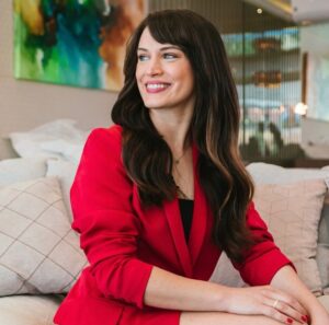 Bianca Bin Instagram - SETE COISAS que afetam sua frequência vibracional sob a perspectiva da física quântica.
.
Vibração na física quântica significa que tudo é energia. Somos seres vibrando em certas frequências. Cada vibração equivale a um sentimento e em um mundo “vibracional” existem apenas dois tipos de vibração, positiva e negativa. Todo sentimento faz você emitir uma vibração, que pode ser positiva ou negativa.
1º - *Pensamentos*
Todo pensamento emite uma frequência para o Universo e essa frequência retorna às origens, então se você tem pensamentos negativos, desânimo, tristeza, raiva, medo, tudo isso volta para você. Por isso é tão importante cuidar da qualidade dos seus pensamentos e aprender a cultivar pensamentos mais positivos.
.
2º - *Companhias*
As pessoas ao seu redor afetam diretamente sua frequência vibracional. Se você se cercar de pessoas felizes, positivas e determinadas, você também entrará nessa vibração. Agora, se você se cercar de pessoas que reclamam e são pessimistas, cuidado! De fato, elas podem baixar sua frequência e, portanto, impedir que você use a lei da atração a seu favor.
.
3º - *Música*
A música é muito poderosa. Se você só ouvir músicas que falam sobre morte, traição, tristeza, abandono, tudo isso interferirá nas suas vibrações. Preste atenção nas letras das músicas que você escuta, elas podem baixar a frequência das vibrações. E lembre-se você atrai para sua vida exatamente o que você vibra.
.
4º - *O que você está olhando*
Quando você assiste a programas que tratam de infortúnios, morte, etc. seu cérebro aceita isso como realidade e libera uma química inteira no seu corpo que afeta sua frequência vibracional. Assista coisas que façam você se sentir bem e ajudem a vibrar em uma frequência mais alta.
.
5º - *Humor*
Seja em casa ou no trabalho, se você passar muito tempo em um ambiente bagunçado e sujo, isso também afetará sua frequência vibracional. Melhore seu entorno, organize e arrume seu ambiente. Mostre ao Universo que você é capaz de receber muito mais. Cuide do que você já tem!
.
Continua nos comentários…