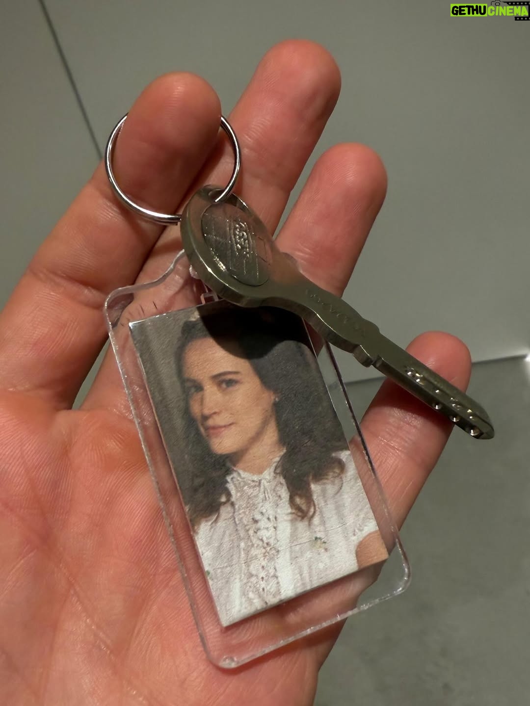 Bianca Bin - 43K Likes - Hoje celebramos muito mais do que o dia em que você chegou ao mundo: celebramos a luz rara que você espalha, a alegria que você inspira e a verdade bonita que carrega em cada gesto.

Há 17 anos, a vida me deu um presente sem preço: você. Uma amiga, uma irmã, uma alma que se encontra com a minha. Você é quem entende meus silêncios, transforma os dias simples em memórias inesquecíveis e me lembra, sempre, da força da arte, da amizade e do amor verdadeiro.

Sua energia é um sol que aquece, seu talento é infinito e sua presença é o tipo de bênção que não se explica, só se agradece. Que este novo ciclo seja tão grandioso quanto a sua alma: cheio de sonhos realizados, conquistas deslumbrantes e alegrias que transbordam. E que em cada uma delas eu esteja ao seu lado, celebrando e aplaudindo.

Obrigada por ser inspiração, aliada e alegria. Você merece tudo o que há de mais lindo neste mundo e além.

✨ Feliz aniversário, minha amiga-irmã! Te amo infinitamente, @biancafbin ❤️🎂👏🏻