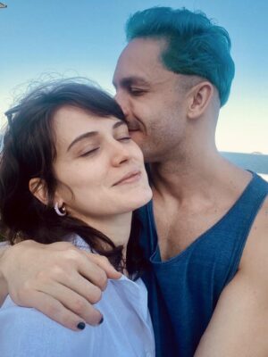 Bianca Bin Instagram - Hoje celebramos muito mais do que o dia em que você chegou ao mundo: celebramos a luz rara que você espalha, a alegria que você inspira e a verdade bonita que carrega em cada gesto.
Há 17 anos, a vida me deu um presente sem preço: você. Uma amiga, uma irmã, uma alma que se encontra com a minha. Você é quem entende meus silêncios, transforma os dias simples em memórias inesquecíveis e me lembra, sempre, da força da arte, da amizade e do amor verdadeiro.
Sua energia é um sol que aquece, seu talento é infinito e sua presença é o tipo de bênção que não se explica, só se agradece. Que este novo ciclo seja tão grandioso quanto a sua alma: cheio de sonhos realizados, conquistas deslumbrantes e alegrias que transbordam. E que em cada uma delas eu esteja ao seu lado, celebrando e aplaudindo.
Obrigada por ser inspiração, aliada e alegria. Você merece tudo o que há de mais lindo neste mundo e além.
✨ Feliz aniversário, minha amiga-irmã! Te amo infinitamente, @biancafbin ❤️🎂👏🏻