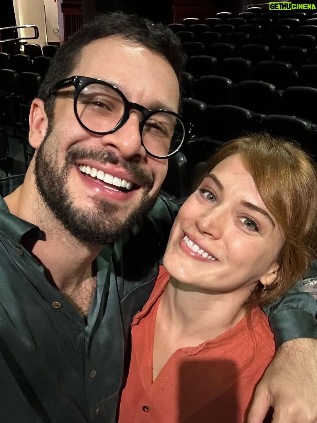Bianca Bin - 43K Likes - Hoje celebramos muito mais do que o dia em que você chegou ao mundo: celebramos a luz rara que você espalha, a alegria que você inspira e a verdade bonita que carrega em cada gesto.

Há 17 anos, a vida me deu um presente sem preço: você. Uma amiga, uma irmã, uma alma que se encontra com a minha. Você é quem entende meus silêncios, transforma os dias simples em memórias inesquecíveis e me lembra, sempre, da força da arte, da amizade e do amor verdadeiro.

Sua energia é um sol que aquece, seu talento é infinito e sua presença é o tipo de bênção que não se explica, só se agradece. Que este novo ciclo seja tão grandioso quanto a sua alma: cheio de sonhos realizados, conquistas deslumbrantes e alegrias que transbordam. E que em cada uma delas eu esteja ao seu lado, celebrando e aplaudindo.

Obrigada por ser inspiração, aliada e alegria. Você merece tudo o que há de mais lindo neste mundo e além.

✨ Feliz aniversário, minha amiga-irmã! Te amo infinitamente, @biancafbin ❤️🎂👏🏻