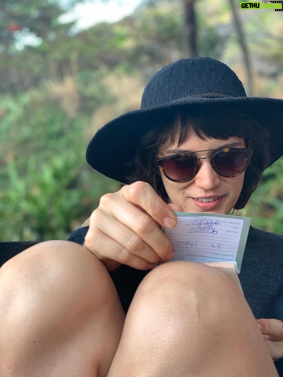 Bianca Bin - 43K Likes - Hoje celebramos muito mais do que o dia em que você chegou ao mundo: celebramos a luz rara que você espalha, a alegria que você inspira e a verdade bonita que carrega em cada gesto.

Há 17 anos, a vida me deu um presente sem preço: você. Uma amiga, uma irmã, uma alma que se encontra com a minha. Você é quem entende meus silêncios, transforma os dias simples em memórias inesquecíveis e me lembra, sempre, da força da arte, da amizade e do amor verdadeiro.

Sua energia é um sol que aquece, seu talento é infinito e sua presença é o tipo de bênção que não se explica, só se agradece. Que este novo ciclo seja tão grandioso quanto a sua alma: cheio de sonhos realizados, conquistas deslumbrantes e alegrias que transbordam. E que em cada uma delas eu esteja ao seu lado, celebrando e aplaudindo.

Obrigada por ser inspiração, aliada e alegria. Você merece tudo o que há de mais lindo neste mundo e além.

✨ Feliz aniversário, minha amiga-irmã! Te amo infinitamente, @biancafbin ❤️🎂👏🏻