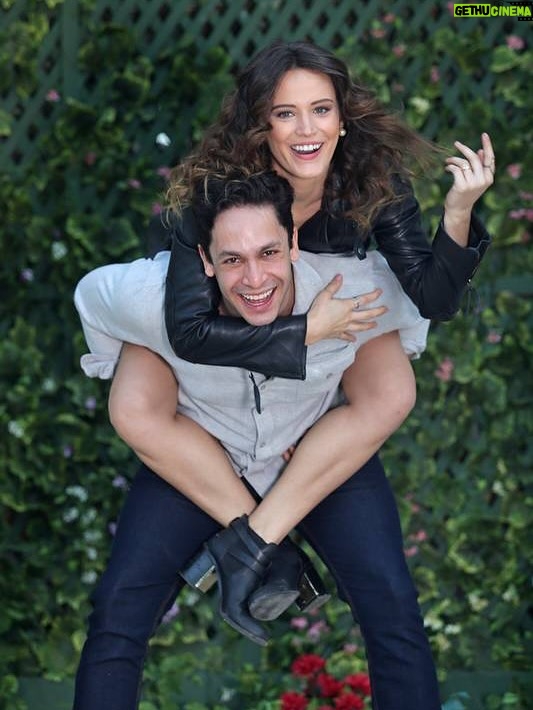 Bianca Bin - 43K Likes - Hoje celebramos muito mais do que o dia em que você chegou ao mundo: celebramos a luz rara que você espalha, a alegria que você inspira e a verdade bonita que carrega em cada gesto.

Há 17 anos, a vida me deu um presente sem preço: você. Uma amiga, uma irmã, uma alma que se encontra com a minha. Você é quem entende meus silêncios, transforma os dias simples em memórias inesquecíveis e me lembra, sempre, da força da arte, da amizade e do amor verdadeiro.

Sua energia é um sol que aquece, seu talento é infinito e sua presença é o tipo de bênção que não se explica, só se agradece. Que este novo ciclo seja tão grandioso quanto a sua alma: cheio de sonhos realizados, conquistas deslumbrantes e alegrias que transbordam. E que em cada uma delas eu esteja ao seu lado, celebrando e aplaudindo.

Obrigada por ser inspiração, aliada e alegria. Você merece tudo o que há de mais lindo neste mundo e além.

✨ Feliz aniversário, minha amiga-irmã! Te amo infinitamente, @biancafbin ❤️🎂👏🏻