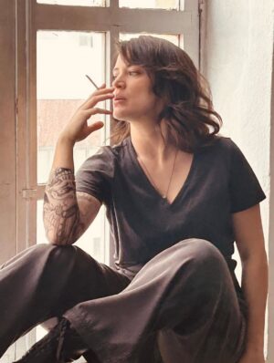 Bianca Bin Instagram - Essa é Jane. Minha próxima personagem no @jobespetaculo
.
.
.
Hey babe, take a walk on the wild side.
Beleza: @makegonzovivi
Figurino: @ronaldteixeira4
Foto: @edsonfieschi
Direção: @fernando_philbert