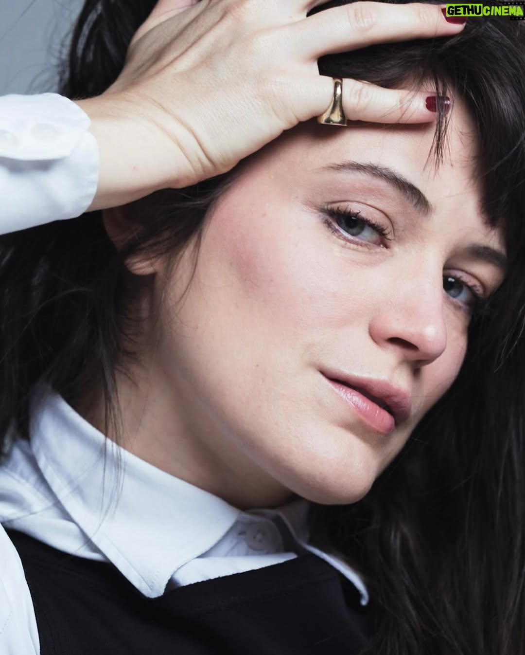 Bianca Bin - 11.4K Likes - Renova-te.
Renasce em ti mesmo.
Multiplica os teus olhos, para verem mais. 
Multiplica-se os teus braços para
semeares tudo.
Destrói os olhos que tiverem visto.
Cria outros, para as visões novas. 
Destrói os braços que tiverem semeado,
Para se esquecerem de colher.
Sê sempre o mesmo.
Sempre outro. 
Mas sempre alto.
Sempre longe.
E dentro de tudo. (Cecília Meireles) 
.
.
.
😎
📷: @iampedrobrandao