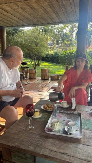 Bianca Bin Instagram - Domingo🍷
.
.
.
Um brinde ao presente, ao aqui e agora, onde desfrutamos da companhia uns dos outros e celebramos as coisas boas da vida.