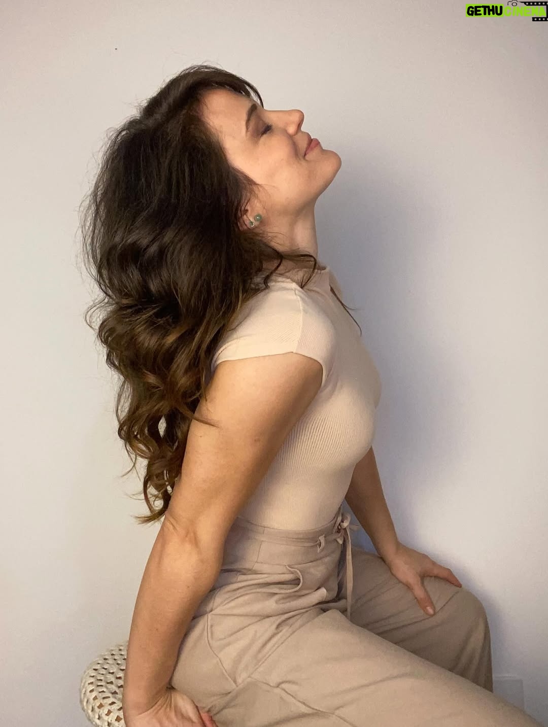 Bianca Bin - 12.2K Likes - 🍂O desconforto, muitas vezes, surge como um sinal de que algo já não encaixa na nossa vida. 

É aquele momento em que a zona de conforto deixa de ser suficiente, em que os velhos hábitos já não servem para os novos sonhos. 

Embora possa ser doloroso, o desconforto é também um convite para a mudança, para o crescimento e para a superação de limites que antes pareciam
intransponíveis.

Sem desconforto, não há movimento. É ele que nos empurra para procurar novas soluções, para aprender, para nos reinventarmos. 

Cada desafio traz consigo uma oportunidade de evolução – de amadurecer, de fortalecer a nossa resiliência e de descobrir capacidades que nem sabíamos que tínhamos.

Por isso, bendito seja o desconforto: não como inimigo, mas como mestre. 

Ele ensina-nos que a vida está em constante transformação e que só cresce quem tem coragem de atravessar a dor do desconhecido. 

Afinal, a borboleta só voa depois de suportar o aperto do casulo.

✨ Que este pensamento te inspire a olhar para os momentos difíceis com gratidão, sabendo que cada desconforto pode ser o início de uma nova versão de ti mesmo.