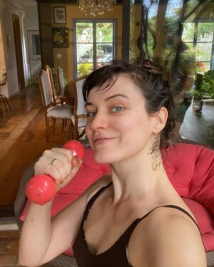 Bianca Bin Instagram - Eu deixo ir meu passado e me liberto de todo apego a situações que já se finalizaram em minha vida.
Eu me despeço do ontem, agradecida por tudo que vivi.
Eu tentei, eu sofri, eu me reergui, eu aprendi, eu amei, eu cresci! Agora estou pronta a deixar ir em paz cada vivência que tive e cada pessoa que passou por meu caminho.
Já absorvi as lições que precisava. Estou com minhas raízes no presente e aberta ao novo e as suas infinitas possibilidades de felicidade e crescimento.”
.
.
.
Texto: @alexandro_gruber