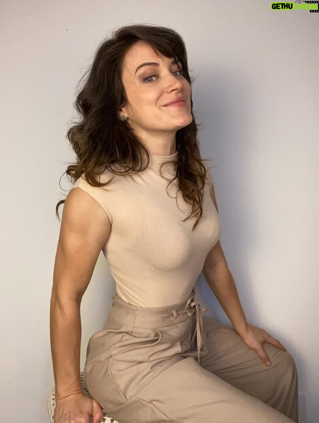 Bianca Bin - 12.2K Likes - 🍂O desconforto, muitas vezes, surge como um sinal de que algo já não encaixa na nossa vida. 

É aquele momento em que a zona de conforto deixa de ser suficiente, em que os velhos hábitos já não servem para os novos sonhos. 

Embora possa ser doloroso, o desconforto é também um convite para a mudança, para o crescimento e para a superação de limites que antes pareciam
intransponíveis.

Sem desconforto, não há movimento. É ele que nos empurra para procurar novas soluções, para aprender, para nos reinventarmos. 

Cada desafio traz consigo uma oportunidade de evolução – de amadurecer, de fortalecer a nossa resiliência e de descobrir capacidades que nem sabíamos que tínhamos.

Por isso, bendito seja o desconforto: não como inimigo, mas como mestre. 

Ele ensina-nos que a vida está em constante transformação e que só cresce quem tem coragem de atravessar a dor do desconhecido. 

Afinal, a borboleta só voa depois de suportar o aperto do casulo.

✨ Que este pensamento te inspire a olhar para os momentos difíceis com gratidão, sabendo que cada desconforto pode ser o início de uma nova versão de ti mesmo.