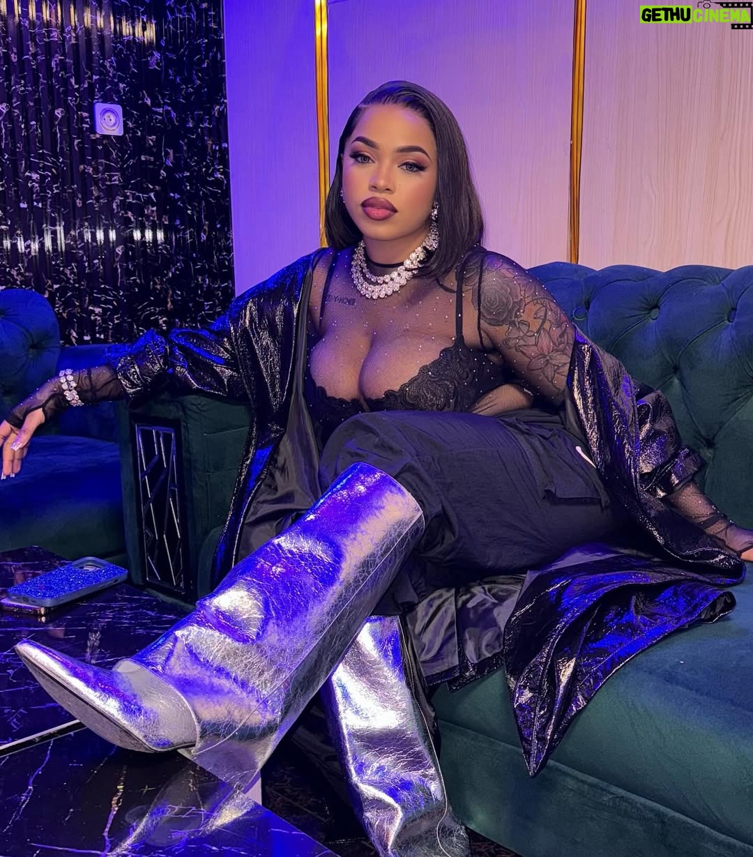 Blanche Bailly - 11.3K Likes - Bon début du mois ma Mimba Gang 

Le projet « SUPERWOMAN «  est enfin prêt … on la sort quand ?