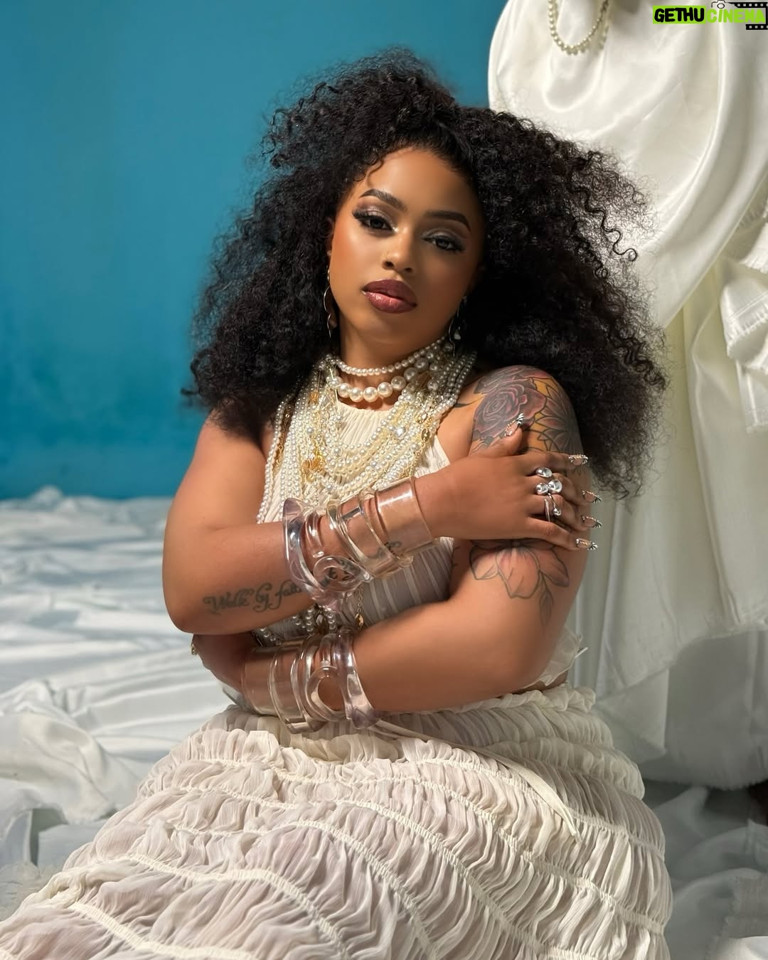 Blanche Bailly - 11.7K Likes - Happy New Year Ma MimbaGang 💓
 Soundyear 2025 …. But in the mean Time , don’t Forget to stream #KossaGeneration 

Link in my bio 👆