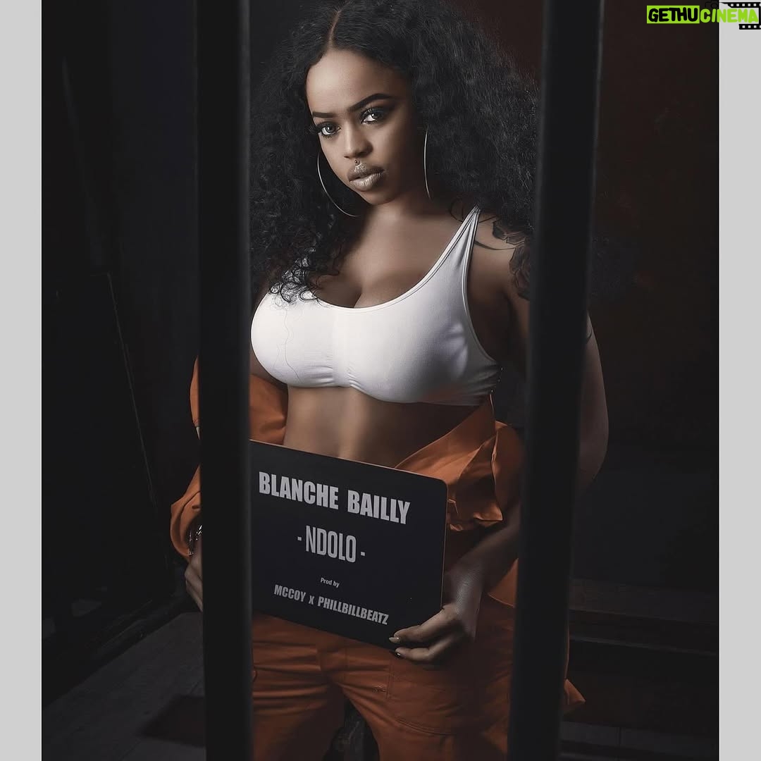 Blanche Bailly - 10.1K Likes - Je suis une personne qui pense ne jamais assez faire mais aujourd’hui , j’aimerais célébrer Blanche Bailly pour tout le travail que tu as abattu despuis 8ans en tant qu’artiste INDÉPENDANTE.

Tu est une SUPERWOMAN 💪

Quelle est la chanson qui vous a le plus marqué?