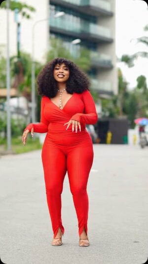 Blanche Bailly Instagram - J’annonce le #DanceChallenge sur ma nouvelle chanson ! #Levetoi 💃🕺 Que tu sois danseur professionnel ou juste là pour t’amuser, je veux voir tes meilleurs moves sur cette vibe. Montre-moi ta créativité, ta passion et surtout ton énergie ! ✨
Utilise le hashtag #lifestylechallenge
Tague-moi et je repartagerai mes préférés ! Prêt(e) à faire trembler les réseaux ? 💥 Allez, on se lance, je compte sur vous !”😘