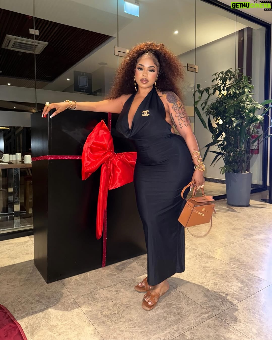 Blanche Bailly - 9.4K Likes - Dress from @lamimbayanceboutique 🛍️🔥