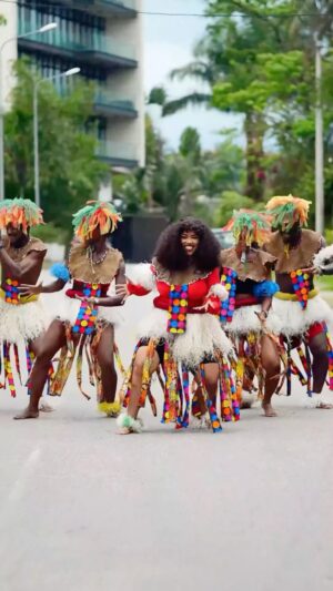 Blanche Bailly Instagram - LEVONS NOUS et CÉLÉBRONS NOTRE CULTURE 🇨🇲 #BlancheBailly x Lady Ponce ÇA ARRIVE FORT 💪