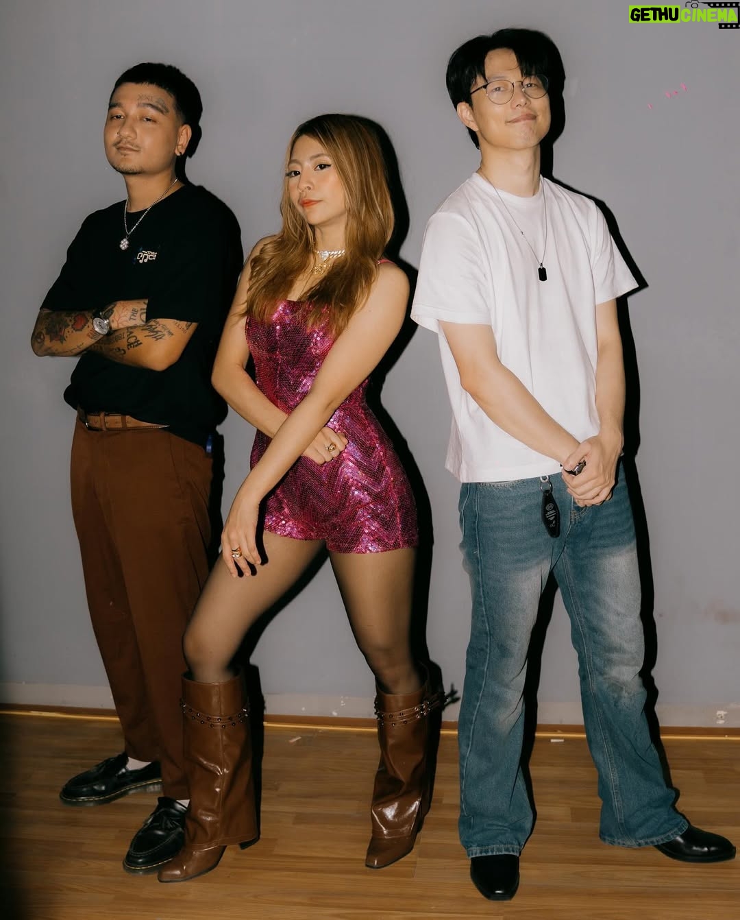 Bobby Soxer - 7.9K Likes - Meanwhile, at the backstage 🎤📸