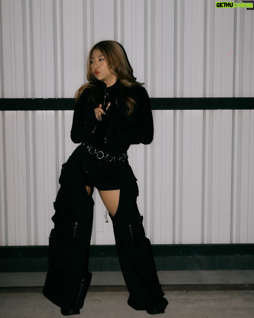 Bobby Soxer - 11.3K Likes - Overflowing ….. Thats how we rollin’ 🖤