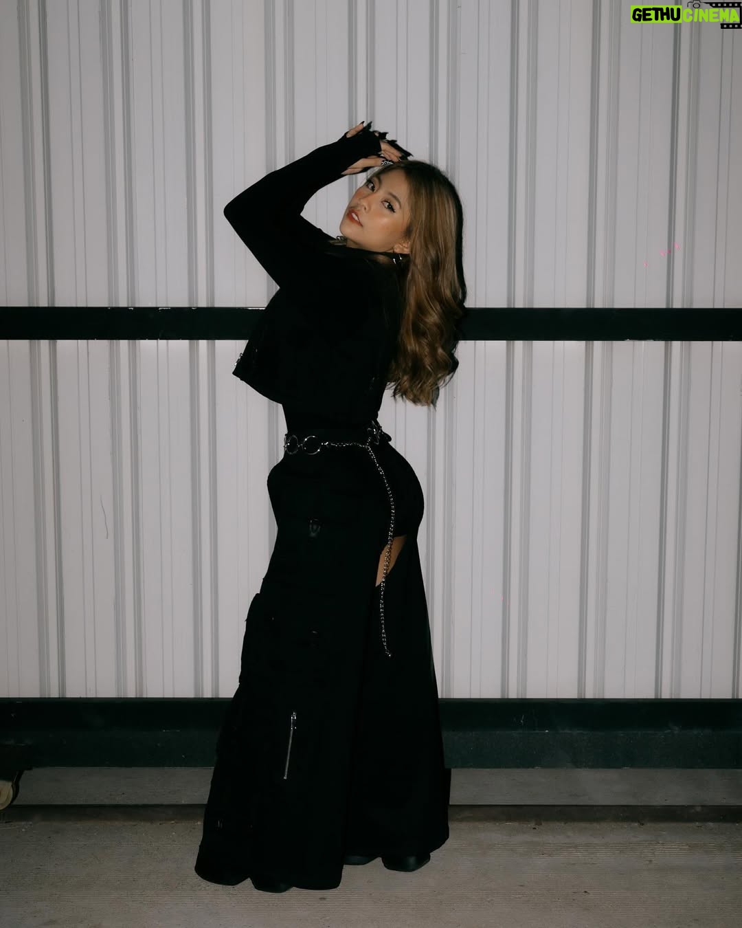 Bobby Soxer - 11.3K Likes - Overflowing ….. Thats how we rollin’ 🖤