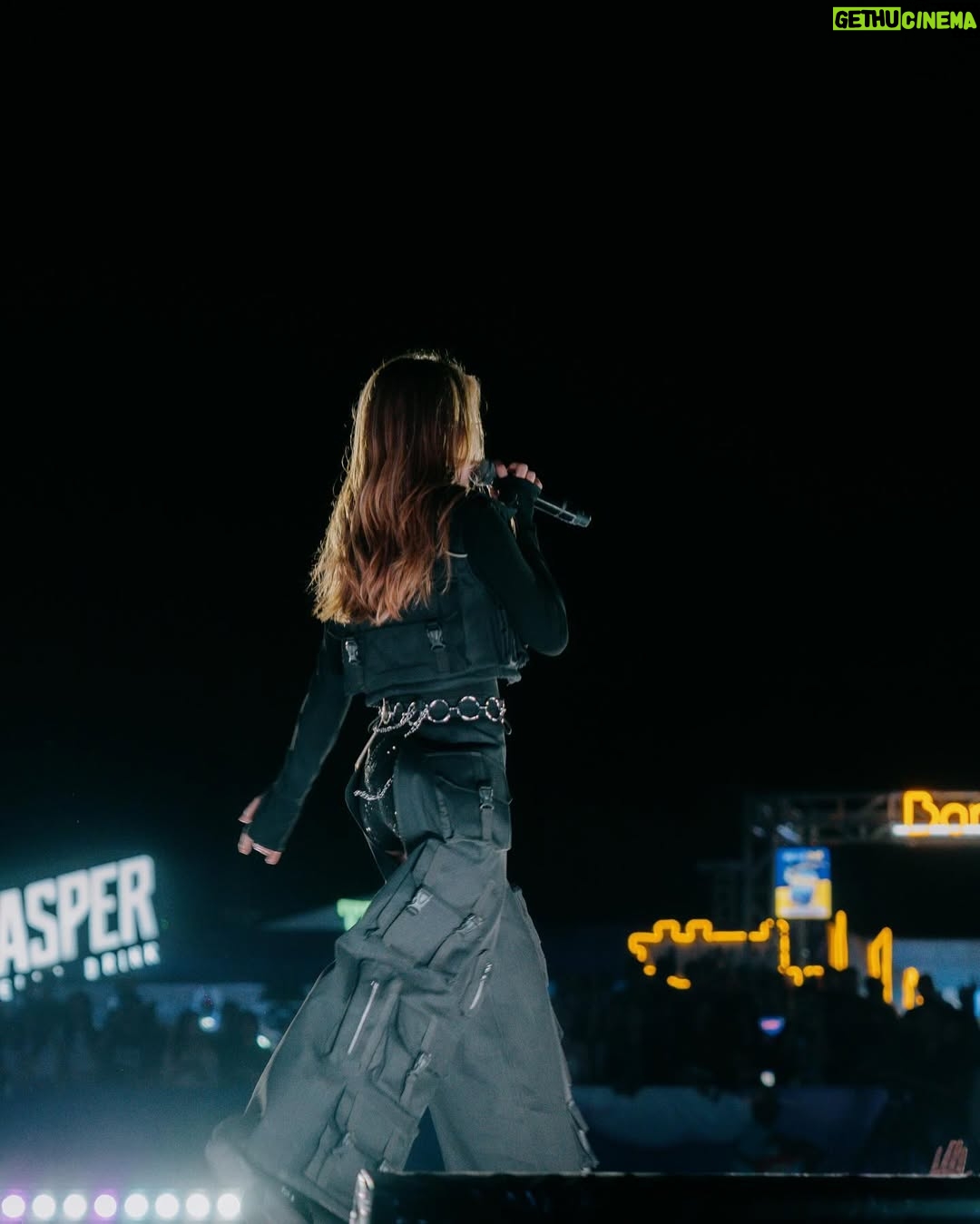 Bobby Soxer - 11.3K Likes - Overflowing ….. Thats how we rollin’ 🖤