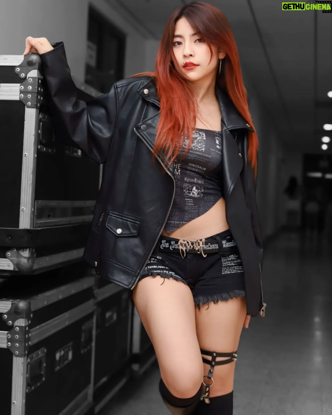 Bobby Soxer - 6K Likes - a good gal with some bad habits 😜😎