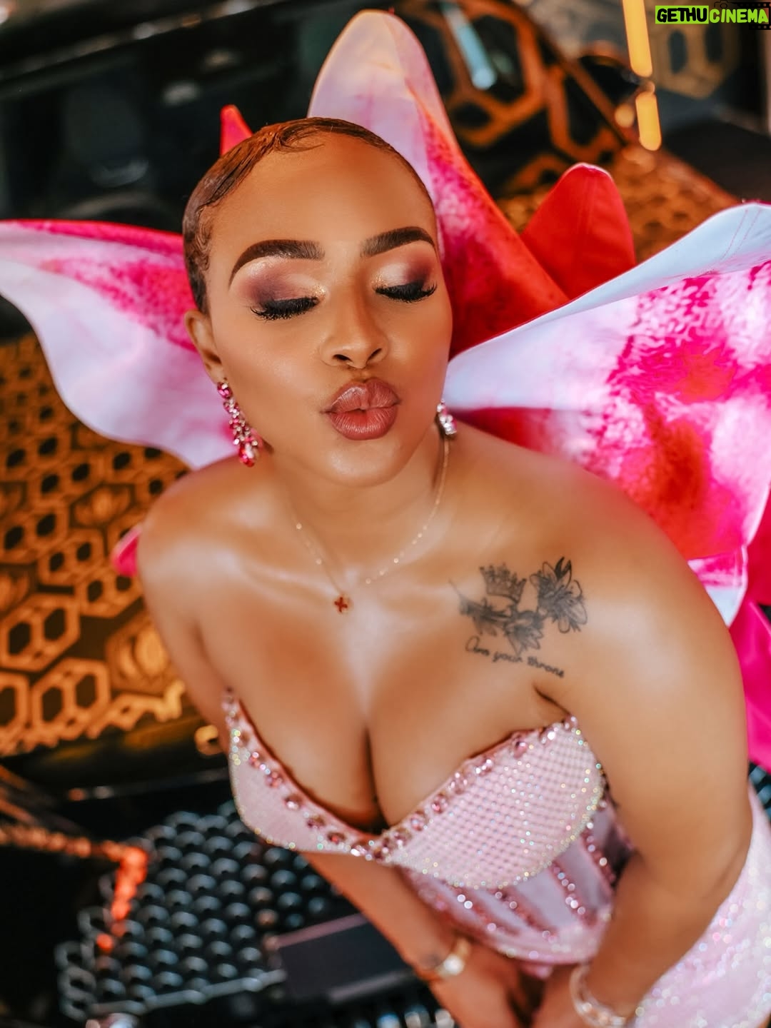 Boity Thulo - 90.6K Likes - Thank you to my incredible @omodasouthafrica family for a spectacular #DurbanJuly weekend! We celebrated in true #OmodaRoyalty fashion! With the stunning @khosinkosi #Ndolvukazi C7 as the main #MarvelofMzansi 🥰🥰👌🏾👌🏾💕💕🎉🎉 #MarvelsofMzansi #ProteaPower 

📸: @blaq_smith 
👗: @otiz_seflo 
💇🏾‍♀️: @sonnymagic_hair
💄: @vollashmakeup