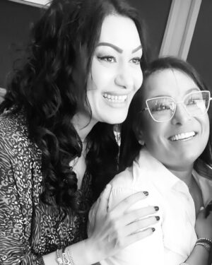Bouchra Ahrich Instagram - الله يرحمك حبيبتي إيمان ، كنت دوما نبع الفرح و الحب ، تحبين للناس ما تحبيه لنفسك ، في عز عطائك طالتك يد الغدر لتنال من قلبك النقي المحب للحياة . الله يرحمك برحمته الواسعة والله يمهل ولا يهمل . لله ما أعطى و لله ما أخد . في جنان الخلد بإذن الله . @imane_tsunami