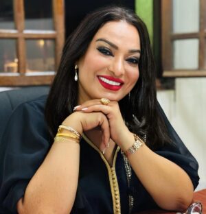 Bouchra Ahrich Instagram - أحسن فنون الحضور… أن تعرف متى تغيب،
فالغياب المدروس لا يُطفئ الأثر، بل يُشعل الشوق ويزيد الحضور بريقاً. 💛🖤✨ #احبكم #بشرى_اهريش #المملكة_المغربية #الرباط_الدار_البيضاء_مراكش_ #الصيف
